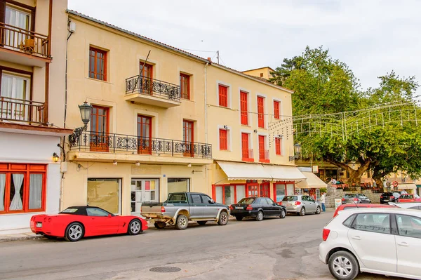 Delphi, Yunanistan -Nis 22, 2016: Delphi Arkeoloji Klübünün yakınındaki küçük kasabanın mimarisi. Bu kasaba Arkeoloji Parkı ziyaret etmeden önce gece geçirmek için en iyi yoldur.