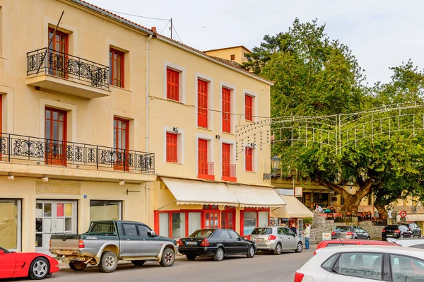 Delphi, Yunanistan -Nis 22, 2016: Delphi Arkeoloji Klübünün yakınındaki küçük kasabanın mimarisi. Bu kasaba Arkeoloji Parkı ziyaret etmeden önce gece geçirmek için en iyi yoldur.