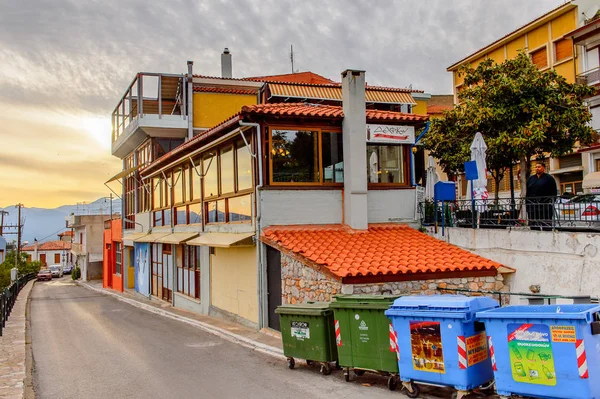 Delphi, Yunanistan -Nis 22, 2016: Delphi Arkeoloji Klübünün yakınındaki küçük kasabanın mimarisi. Bu kasaba Arkeoloji Parkı ziyaret etmeden önce gece geçirmek için en iyi yoldur.