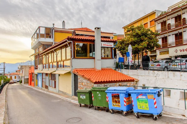 Delphi, Yunanistan -Nis 22, 2016: Delphi Arkeoloji Klübünün yakınındaki küçük kasabanın mimarisi. Bu kasaba Arkeoloji Parkı ziyaret etmeden önce gece geçirmek için en iyi yoldur.