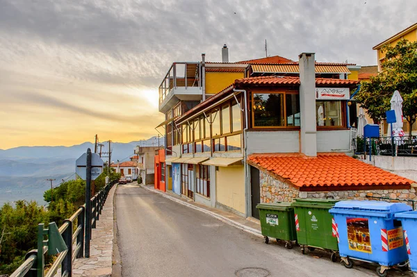 Delphi, Yunanistan -Nis 22, 2016: Delphi Arkeoloji Klübünün yakınındaki küçük kasabanın mimarisi. Bu kasaba Arkeoloji Parkı ziyaret etmeden önce gece geçirmek için en iyi yoldur.
