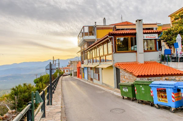 Delphi, Yunanistan -Nis 22, 2016: Delphi Arkeoloji Klübünün yakınındaki küçük kasabanın mimarisi. Bu kasaba Arkeoloji Parkı ziyaret etmeden önce gece geçirmek için en iyi yoldur.