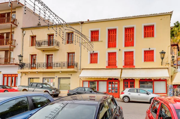 Delphi, Yunanistan -Nis 22, 2016: Delphi Arkeoloji Klübünün yakınındaki küçük kasabanın mimarisi. Bu kasaba Arkeoloji Parkı ziyaret etmeden önce gece geçirmek için en iyi yoldur.