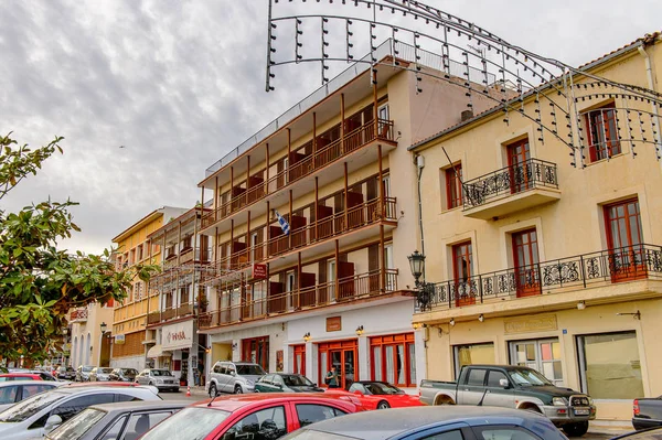 Delphi, Yunanistan -Nis 22, 2016: Delphi Arkeoloji Klübünün yakınındaki küçük kasabanın mimarisi. Bu kasaba Arkeoloji Parkı ziyaret etmeden önce gece geçirmek için en iyi yoldur.