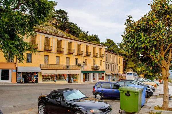 Delphi, Yunanistan -Nis 22, 2016: Delphi Arkeoloji Klübünün yakınındaki küçük kasabanın mimarisi. Bu kasaba Arkeoloji Parkı ziyaret etmeden önce gece geçirmek için en iyi yoldur.