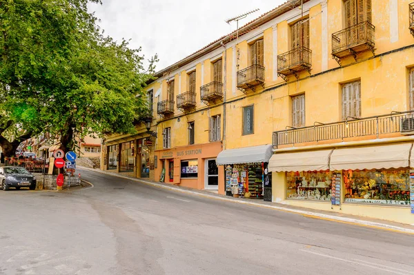 Delphi, Yunanistan -Nis 22, 2016: Delphi Arkeoloji Klübünün yakınındaki küçük kasabanın mimarisi. Bu kasaba Arkeoloji Parkı ziyaret etmeden önce gece geçirmek için en iyi yoldur.