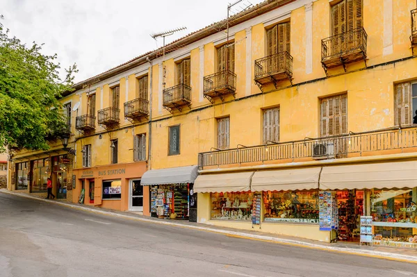 Delphi, Yunanistan -Nis 22, 2016: Delphi Arkeoloji Klübünün yakınındaki küçük kasabanın mimarisi. Bu kasaba Arkeoloji Parkı ziyaret etmeden önce gece geçirmek için en iyi yoldur.