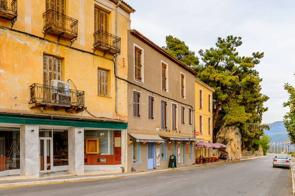Delphi, Yunanistan -Nis 22, 2016: Delphi Arkeoloji Klübünün yakınındaki küçük kasabanın mimarisi. Bu kasaba Arkeoloji Parkı ziyaret etmeden önce gece geçirmek için en iyi yoldur.