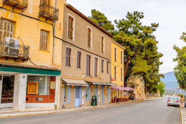 Delphi, Yunanistan -Nis 22, 2016: Delphi Arkeoloji Klübünün yakınındaki küçük kasabanın mimarisi. Bu kasaba Arkeoloji Parkı ziyaret etmeden önce gece geçirmek için en iyi yoldur.