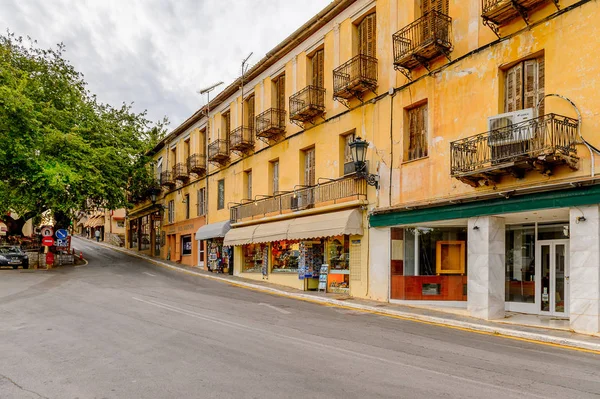 Delphi, Yunanistan -Nis 22, 2016: Delphi Arkeoloji Klübünün yakınındaki küçük kasabanın mimarisi. Bu kasaba Arkeoloji Parkı ziyaret etmeden önce gece geçirmek için en iyi yoldur.