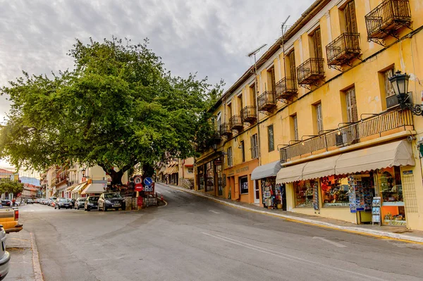 Delphi, Yunanistan -Nis 22, 2016: Delphi Arkeoloji Klübünün yakınındaki küçük kasabanın mimarisi. Bu kasaba Arkeoloji Parkı ziyaret etmeden önce gece geçirmek için en iyi yoldur.