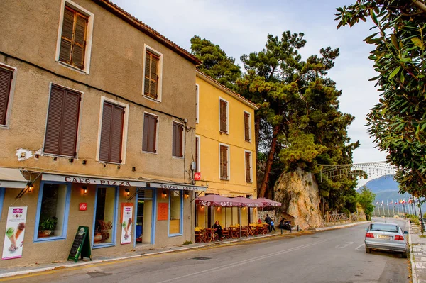 Delphi, Yunanistan -Nis 22, 2016: Delphi Arkeoloji Klübünün yakınındaki küçük kasabanın mimarisi. Bu kasaba Arkeoloji Parkı ziyaret etmeden önce gece geçirmek için en iyi yoldur.