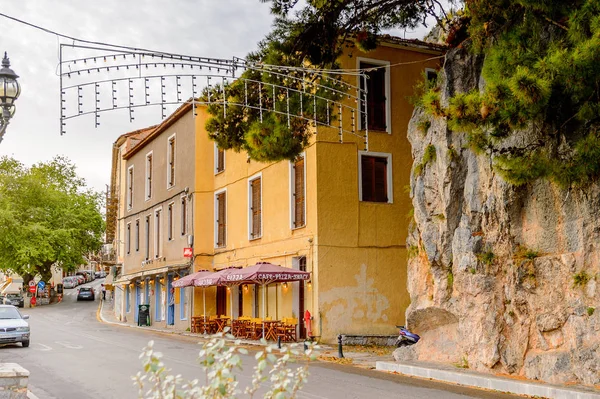 Delphi, Yunanistan -Nis 22, 2016: Delphi Arkeoloji Klübünün yakınındaki küçük kasabanın mimarisi. Bu kasaba Arkeoloji Parkı ziyaret etmeden önce gece geçirmek için en iyi yoldur.