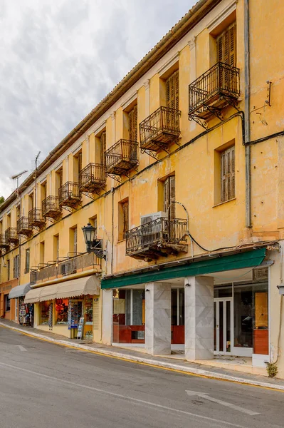 Delphi, Yunanistan -Nis 22, 2016: Delphi Arkeoloji Klübünün yakınındaki küçük kasabanın mimarisi. Bu kasaba Arkeoloji Parkı ziyaret etmeden önce gece geçirmek için en iyi yoldur.