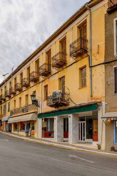 Delphi, Yunanistan -Nis 22, 2016: Delphi Arkeoloji Klübünün yakınındaki küçük kasabanın mimarisi. Bu kasaba Arkeoloji Parkı ziyaret etmeden önce gece geçirmek için en iyi yoldur.