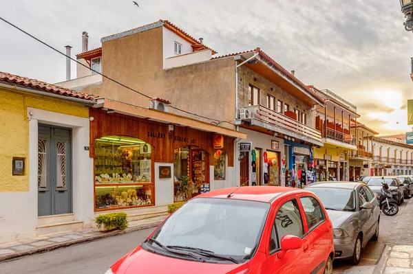 Delphi, Yunanistan -Nis 22, 2016: Delphi Arkeoloji Klübünün yakınındaki küçük kasabanın mimarisi. Bu kasaba Arkeoloji Parkı ziyaret etmeden önce gece geçirmek için en iyi yoldur.