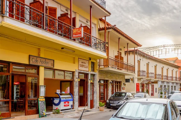 Delphi, Yunanistan -Nis 22, 2016: Delphi Arkeoloji Klübünün yakınındaki küçük kasabanın mimarisi. Bu kasaba Arkeoloji Parkı ziyaret etmeden önce gece geçirmek için en iyi yoldur.