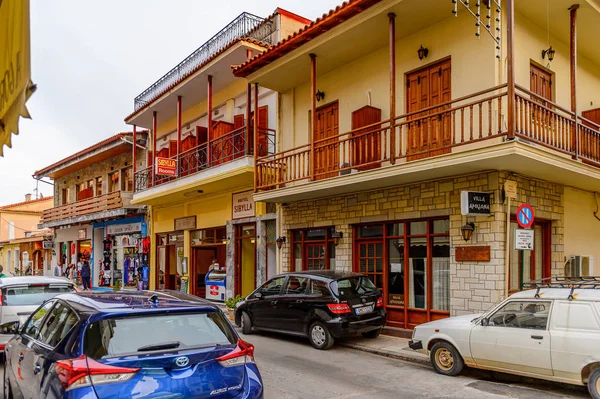 Delphi, Yunanistan -Nis 22, 2016: Delphi Arkeoloji Klübünün yakınındaki küçük kasabanın mimarisi. Bu kasaba Arkeoloji Parkı ziyaret etmeden önce gece geçirmek için en iyi yoldur.