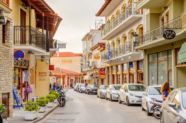 Delphi, Yunanistan -Nis 22, 2016: Delphi Arkeoloji Klübünün yakınındaki küçük kasabanın mimarisi. Bu kasaba Arkeoloji Parkı ziyaret etmeden önce gece geçirmek için en iyi yoldur.