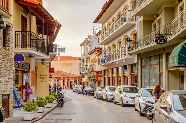 Delphi, Yunanistan -Nis 22, 2016: Delphi Arkeoloji Klübünün yakınındaki küçük kasabanın mimarisi. Bu kasaba Arkeoloji Parkı ziyaret etmeden önce gece geçirmek için en iyi yoldur.