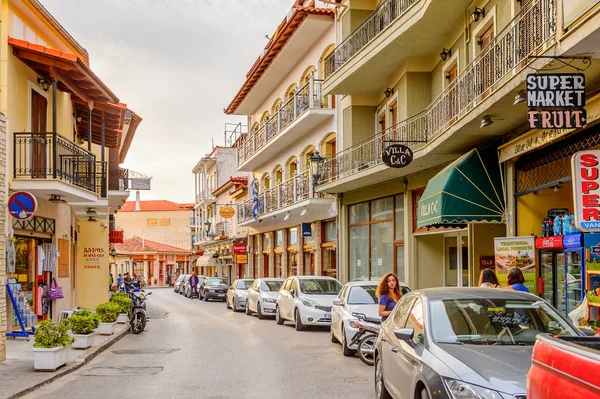 Delphi, Yunanistan -Nis 22, 2016: Delphi Arkeoloji Klübünün yakınındaki küçük kasabanın mimarisi. Bu kasaba Arkeoloji Parkı ziyaret etmeden önce gece geçirmek için en iyi yoldur.