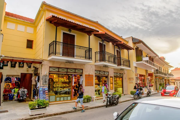 Delphi, Yunanistan -Nis 22, 2016: Delphi Arkeoloji Klübünün yakınındaki küçük kasabanın mimarisi. Bu kasaba Arkeoloji Parkı ziyaret etmeden önce gece geçirmek için en iyi yoldur.