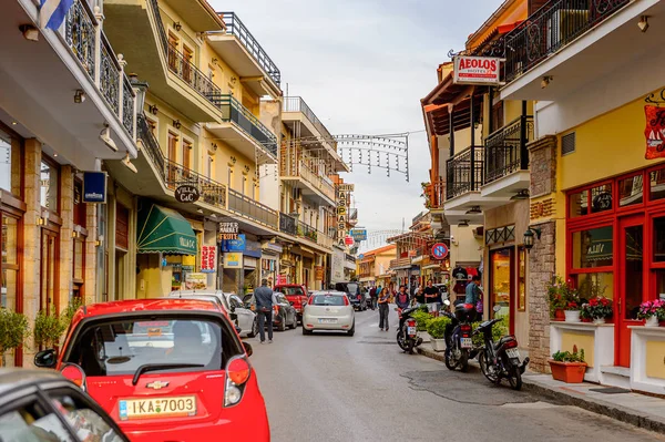 Delphi, Yunanistan -Nis 22, 2016: Delphi Arkeoloji Klübünün yakınındaki küçük kasabanın mimarisi. Bu kasaba Arkeoloji Parkı ziyaret etmeden önce gece geçirmek için en iyi yoldur.