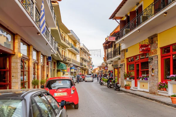 Delphi, Yunanistan -Nis 22, 2016: Delphi Arkeoloji Klübünün yakınındaki küçük kasabanın mimarisi. Bu kasaba Arkeoloji Parkı ziyaret etmeden önce gece geçirmek için en iyi yoldur.