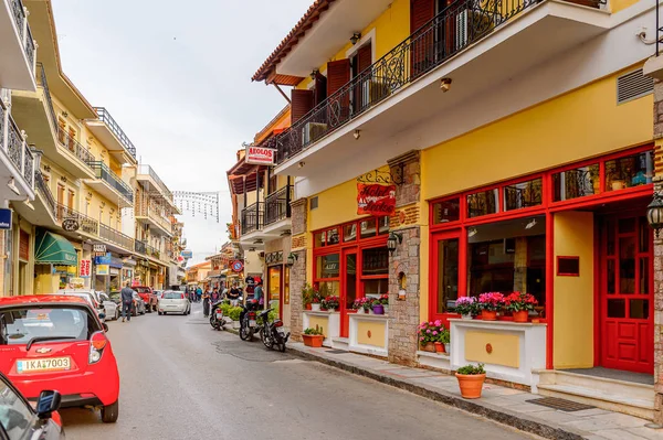 Delphi, Yunanistan -Nis 22, 2016: Delphi Arkeoloji Klübünün yakınındaki küçük kasabanın mimarisi. Bu kasaba Arkeoloji Parkı ziyaret etmeden önce gece geçirmek için en iyi yoldur.