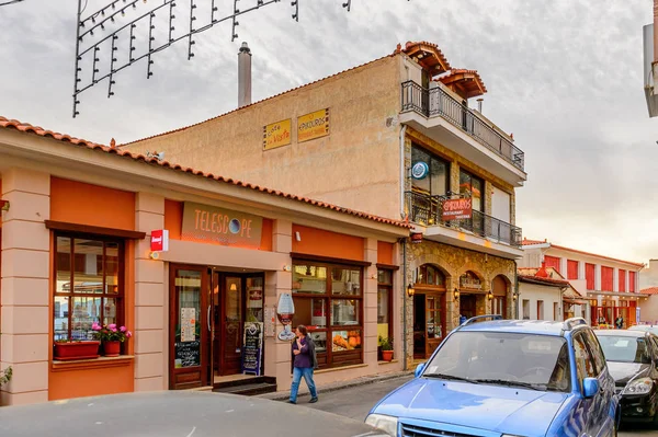 Delphi, Yunanistan -Nis 22, 2016: Delphi Arkeoloji Klübünün yakınındaki küçük kasabanın mimarisi. Bu kasaba Arkeoloji Parkı ziyaret etmeden önce gece geçirmek için en iyi yoldur.