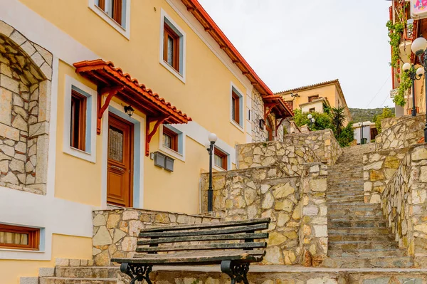 Delphi, Yunanistan -Nis 22, 2016: Delphi Arkeoloji Klübünün yakınındaki küçük kasabanın mimarisi. Bu kasaba Arkeoloji Parkı ziyaret etmeden önce gece geçirmek için en iyi yoldur.