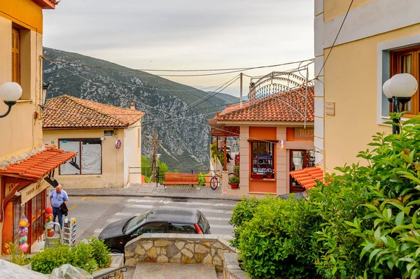 Delphi, Yunanistan -Nis 22, 2016: Delphi Arkeoloji Klübünün yakınındaki küçük kasabanın mimarisi. Bu kasaba Arkeoloji Parkı ziyaret etmeden önce gece geçirmek için en iyi yoldur.