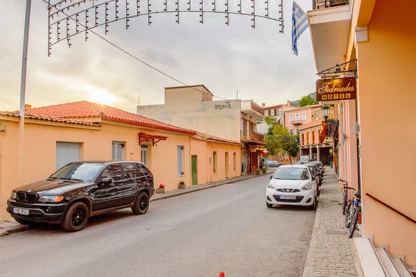 Delphi, Yunanistan -Nis 22, 2016: Delphi Arkeoloji Klübünün yakınındaki küçük kasabanın mimarisi. Bu kasaba Arkeoloji Parkı ziyaret etmeden önce gece geçirmek için en iyi yoldur.