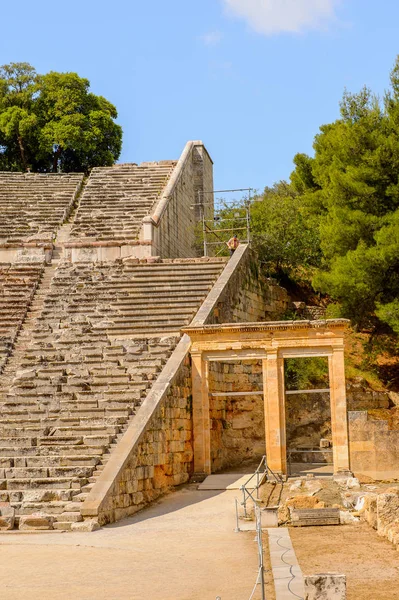 Epidaurus, Yunanistan - 24 Nisan 2016: Epidaurus büyük amfitiyatro, Mora, Yunanistan.Sanctuary Epidaurus de Asclepius. Unesco Dünya Mirası