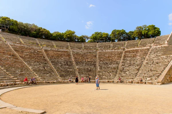 Epidaurus, Yunanistan - 24 Nisan 2016: Epidaurus büyük amfitiyatro, Mora, Yunanistan.Sanctuary Epidaurus de Asclepius. Unesco Dünya Mirası