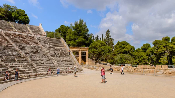 Epidaurus, Yunanistan - 24 Nisan 2016: Epidaurus büyük amfitiyatro, Mora, Yunanistan.Sanctuary Epidaurus de Asclepius. Unesco Dünya Mirası
