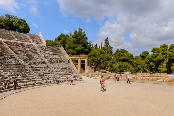 Epidaurus, Yunanistan - 24 Nisan 2016: Epidaurus büyük amfitiyatro, Mora, Yunanistan.Sanctuary Epidaurus de Asclepius. Unesco Dünya Mirası
