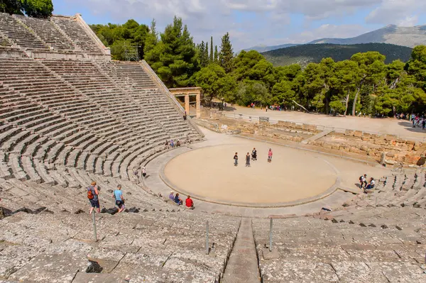 Epidaurus, Yunanistan - 24 Nisan 2016: Epidaurus büyük amfitiyatro, Mora, Yunanistan.Sanctuary Epidaurus de Asclepius. Unesco Dünya Mirası