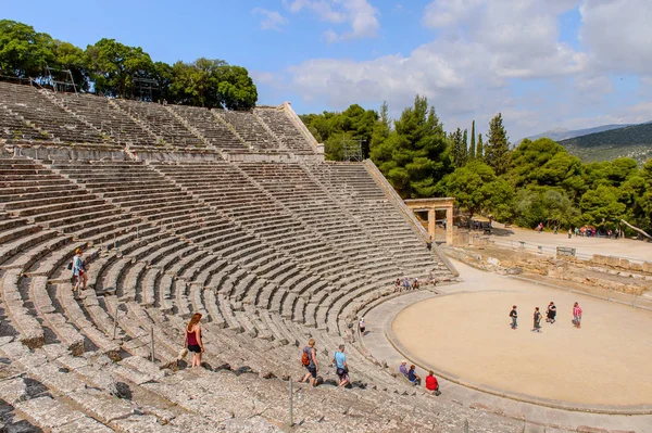 Epidaurus, Yunanistan - 24 Nisan 2016: Epidaurus büyük amfitiyatro, Mora, Yunanistan.Sanctuary Epidaurus de Asclepius. Unesco Dünya Mirası