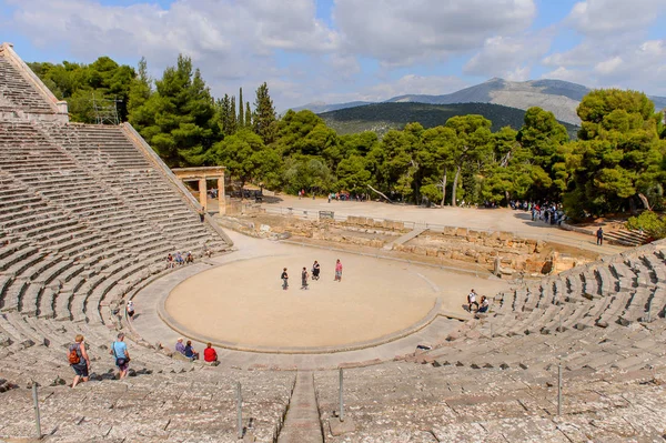Epidaurus, Yunanistan - 24 Nisan 2016: Epidaurus büyük amfitiyatro, Mora, Yunanistan.Sanctuary Epidaurus de Asclepius. Unesco Dünya Mirası