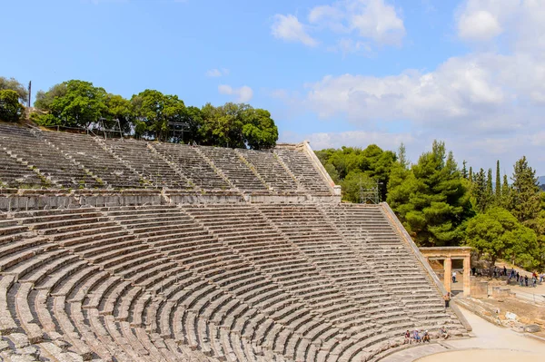 Epidaurus, Yunanistan - 24 Nisan 2016: Epidaurus büyük amfitiyatro, Mora, Yunanistan.Sanctuary Epidaurus de Asclepius. Unesco Dünya Mirası