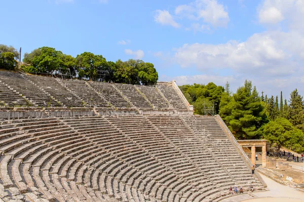 Epidaurus, Yunanistan - 24 Nisan 2016: Epidaurus büyük amfitiyatro, Mora, Yunanistan.Sanctuary Epidaurus de Asclepius. Unesco Dünya Mirası