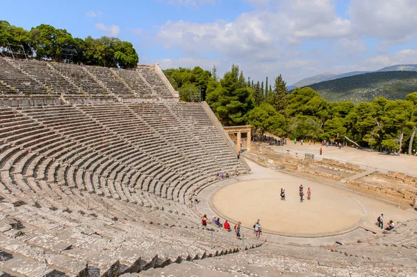 Epidaurus, Yunanistan - 24 Nisan 2016: Epidaurus büyük amfitiyatro, Mora, Yunanistan.Sanctuary Epidaurus de Asclepius. Unesco Dünya Mirası