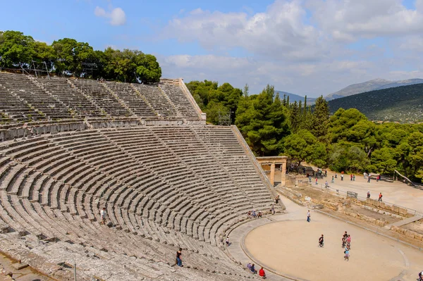 Epidaurus, Yunanistan - 24 Nisan 2016: Epidaurus büyük amfitiyatro, Mora, Yunanistan.Sanctuary Epidaurus de Asclepius. Unesco Dünya Mirası