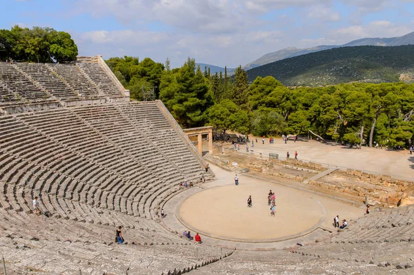 Epidaurus, Yunanistan - 24 Nisan 2016: Epidaurus büyük amfitiyatro, Mora, Yunanistan.Sanctuary Epidaurus de Asclepius. Unesco Dünya Mirası