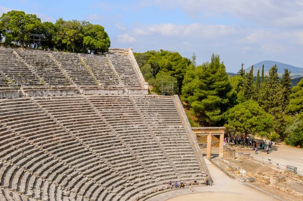 Epidaurus, Yunanistan - 24 Nisan 2016: Epidaurus büyük amfitiyatro, Mora, Yunanistan.Sanctuary Epidaurus de Asclepius. Unesco Dünya Mirası