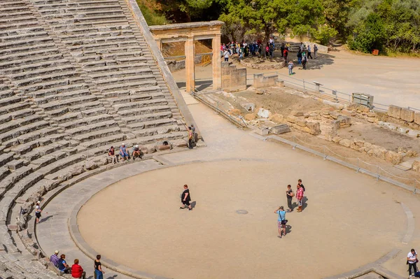 Epidaurus, Yunanistan - 24 Nisan 2016: Epidaurus büyük amfitiyatro, Mora, Yunanistan.Sanctuary Epidaurus de Asclepius. Unesco Dünya Mirası