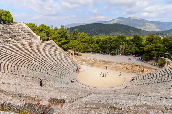 Epidaurus, Yunanistan - 24 Nisan 2016: Epidaurus büyük amfitiyatro, Mora, Yunanistan.Sanctuary Epidaurus de Asclepius. Unesco Dünya Mirası