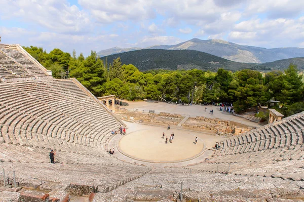 Epidaurus, Yunanistan - 24 Nisan 2016: Epidaurus büyük amfitiyatro, Mora, Yunanistan.Sanctuary Epidaurus de Asclepius. Unesco Dünya Mirası
