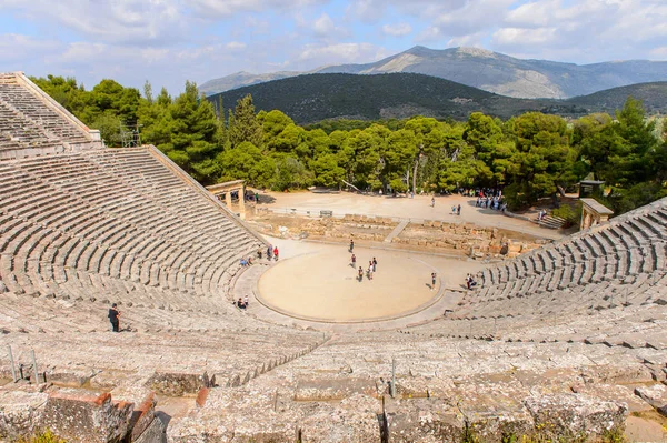 Epidaurus, Yunanistan - 24 Nisan 2016: Epidaurus büyük amfitiyatro, Mora, Yunanistan.Sanctuary Epidaurus de Asclepius. Unesco Dünya Mirası